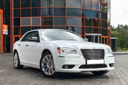 Представительский (VIP авто) Chrysler 300C II белый №1
