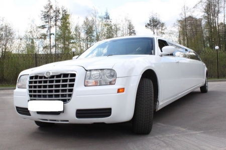 Лимузин Chrysler 300C белый №1