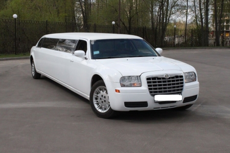 Лимузин Chrysler 300C белый №2
