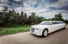 Лимузин Chrysler 300С белый №3 превью №1