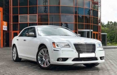 Представительский (VIP авто) Chrysler 300C II белый превью №1