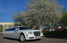 Прокат лимузинов Chrysler 300C белый